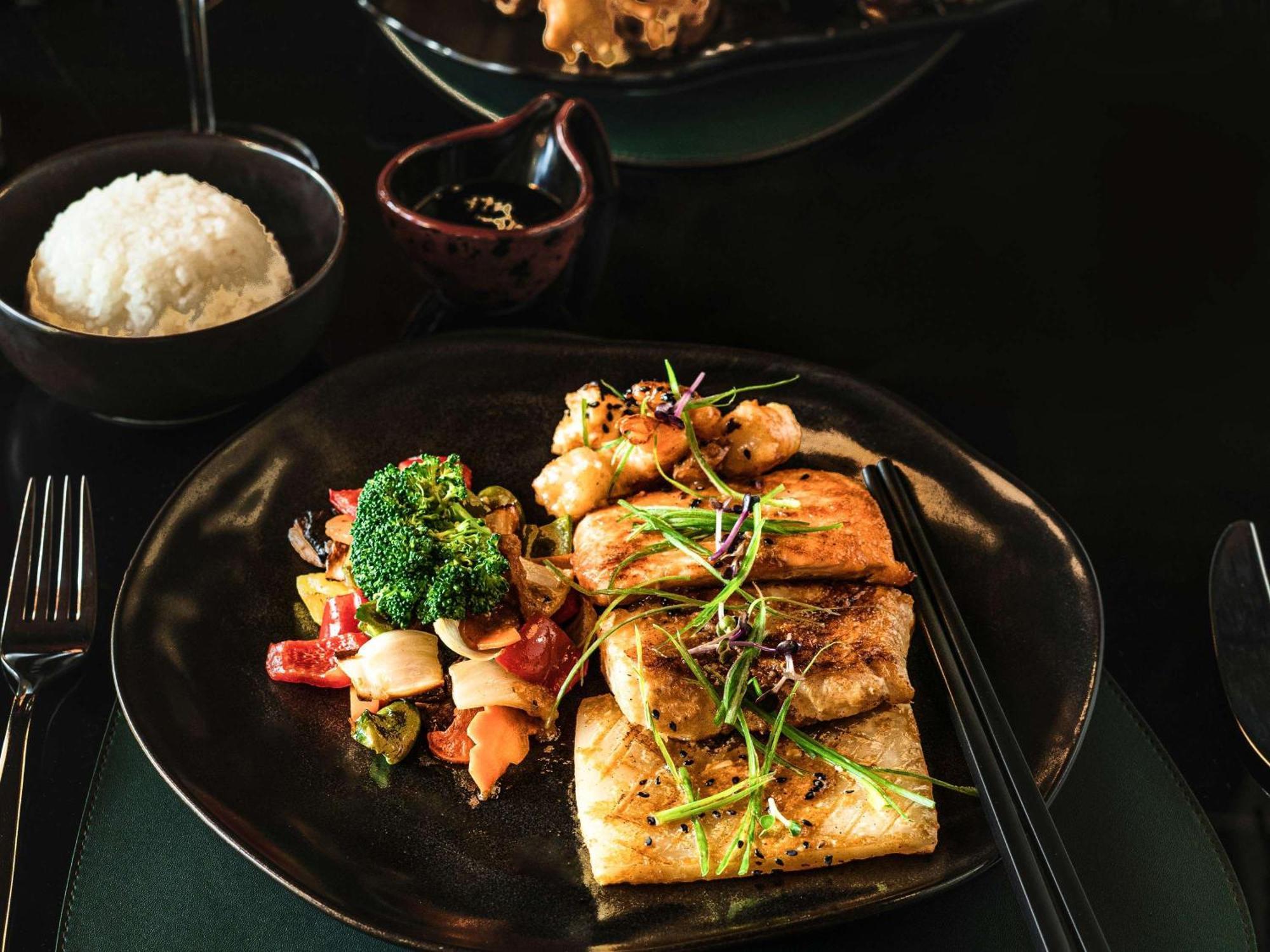 Moevenpick Hotel Cairo - Media City Giza Zewnętrze zdjęcie A plate of tofu with vegetables